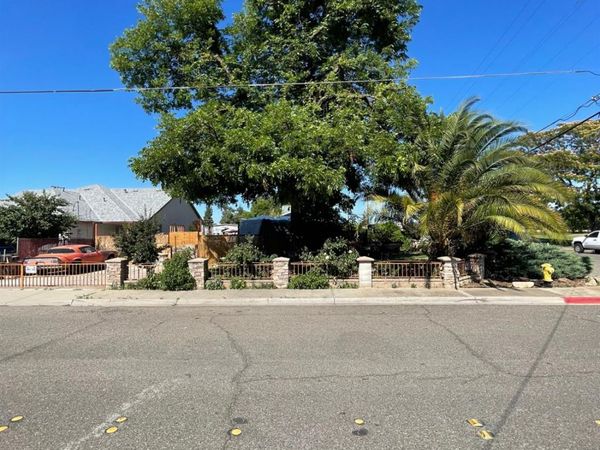 812 E H St, Oakdale, CA 95351