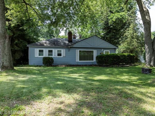 165 Wabasso Street, Wolverine Lake Vlg, MI 48390