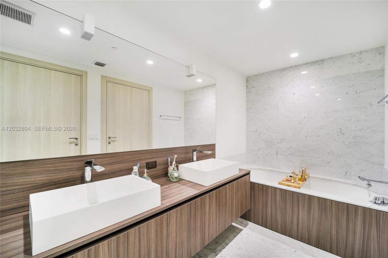 1000 Brickell Plz , Unit 4401, Miami, FL 33131 Photo