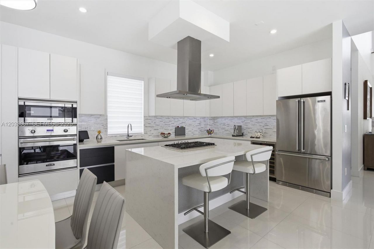7472 NW 100th Ave, Doral, FL 33178 Photo