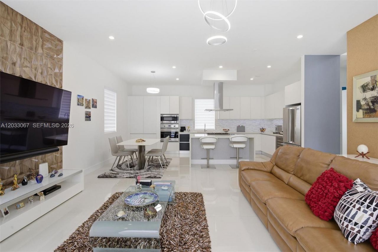 7472 NW 100th Ave, Doral, FL 33178 Photo