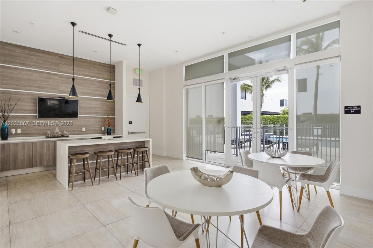 7472 NW 100th Ave, Doral, FL 33178 Photo