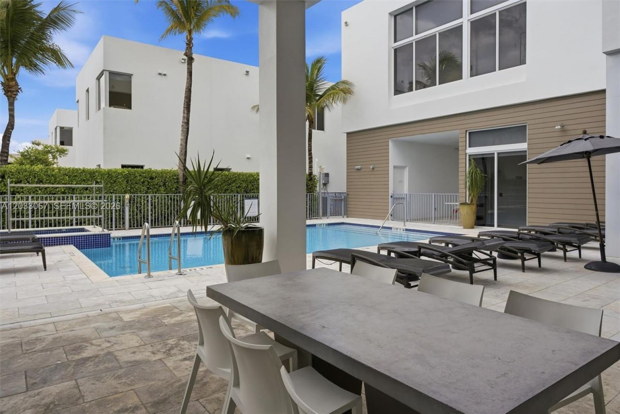 7472 NW 100th Ave, Doral, FL 33178 Photo