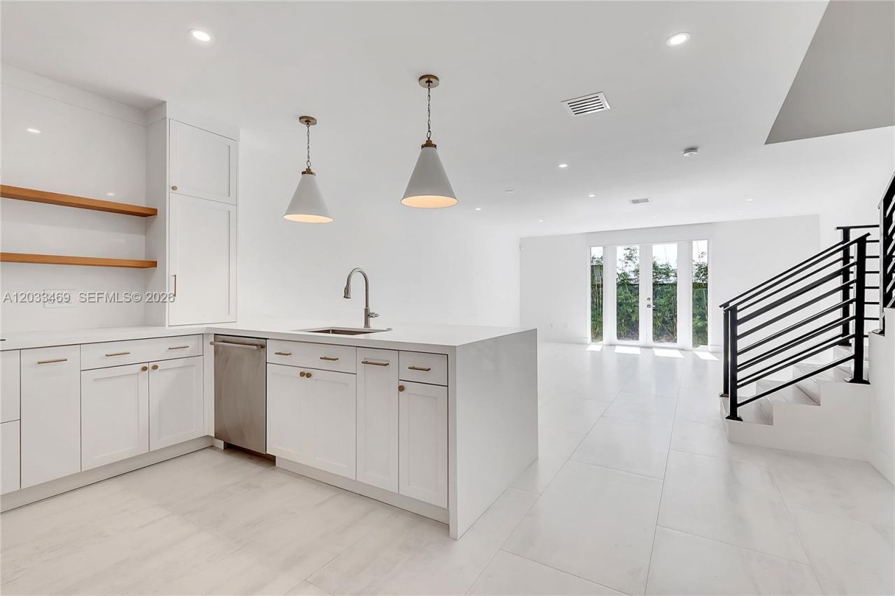 3384 Day Ave , Unit 3384, Miami, FL 33133 Photo