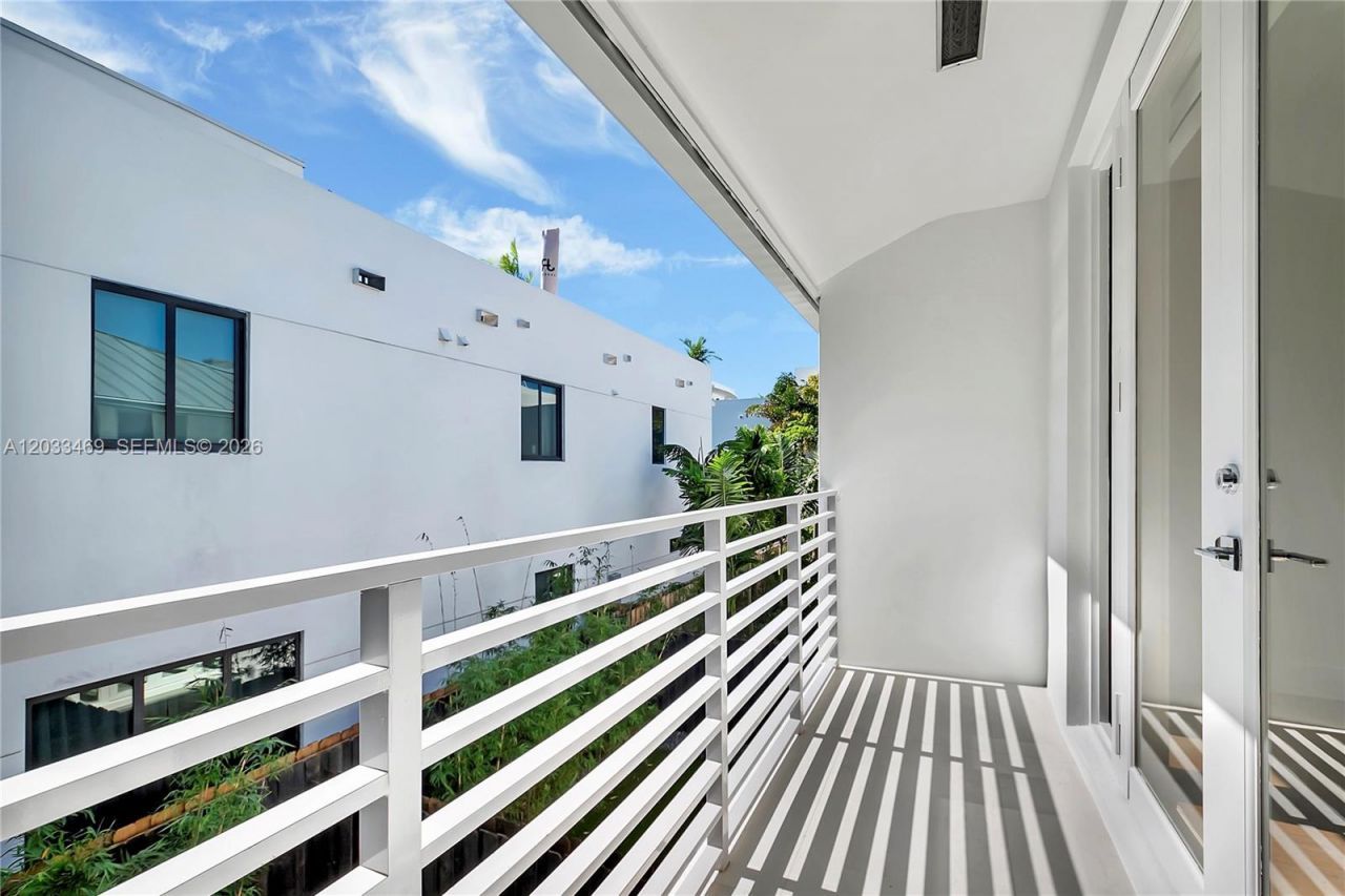 3384 Day Ave , Unit 3384, Miami, FL 33133 Photo