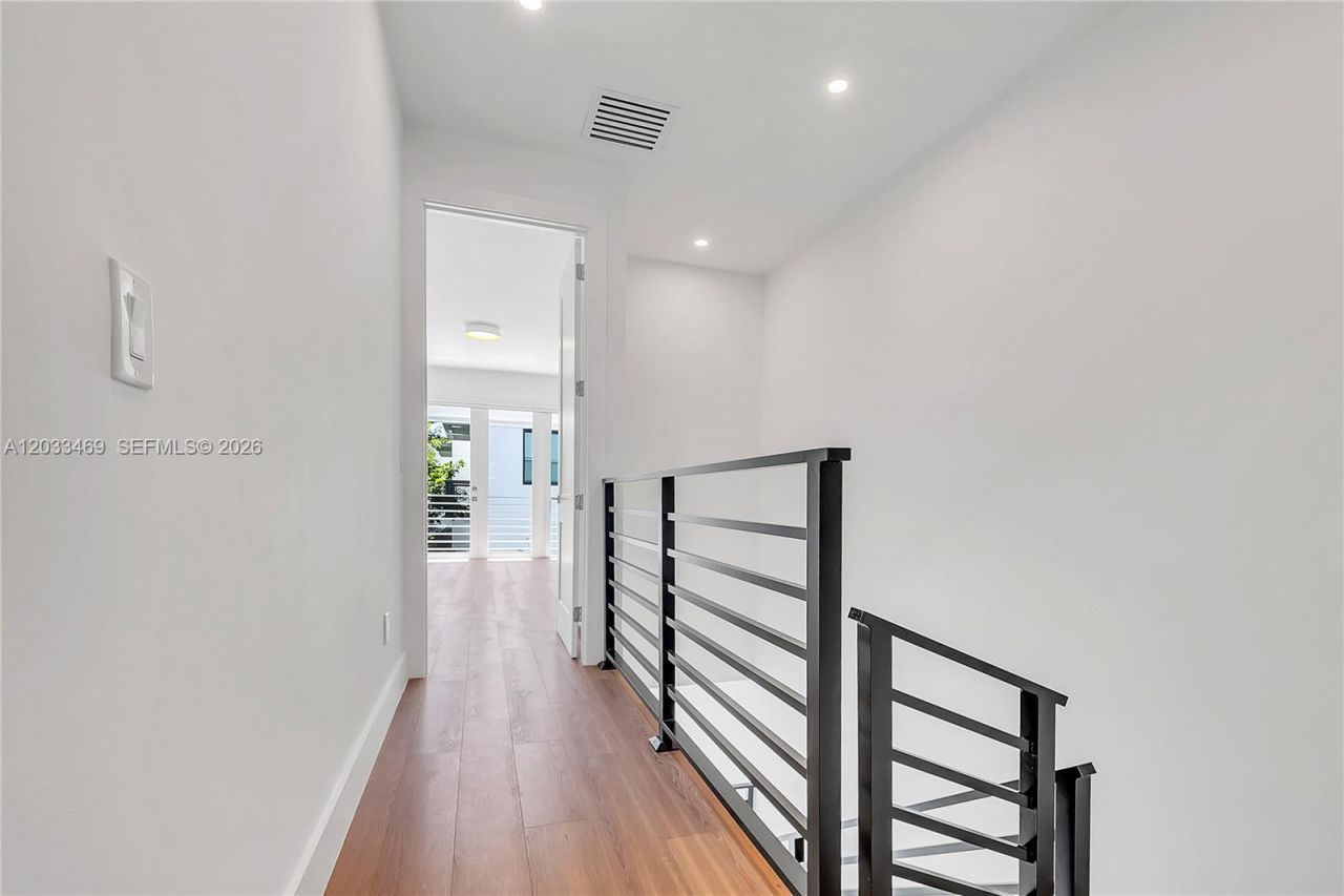 3384 Day Ave , Unit 3384, Miami, FL 33133 Photo