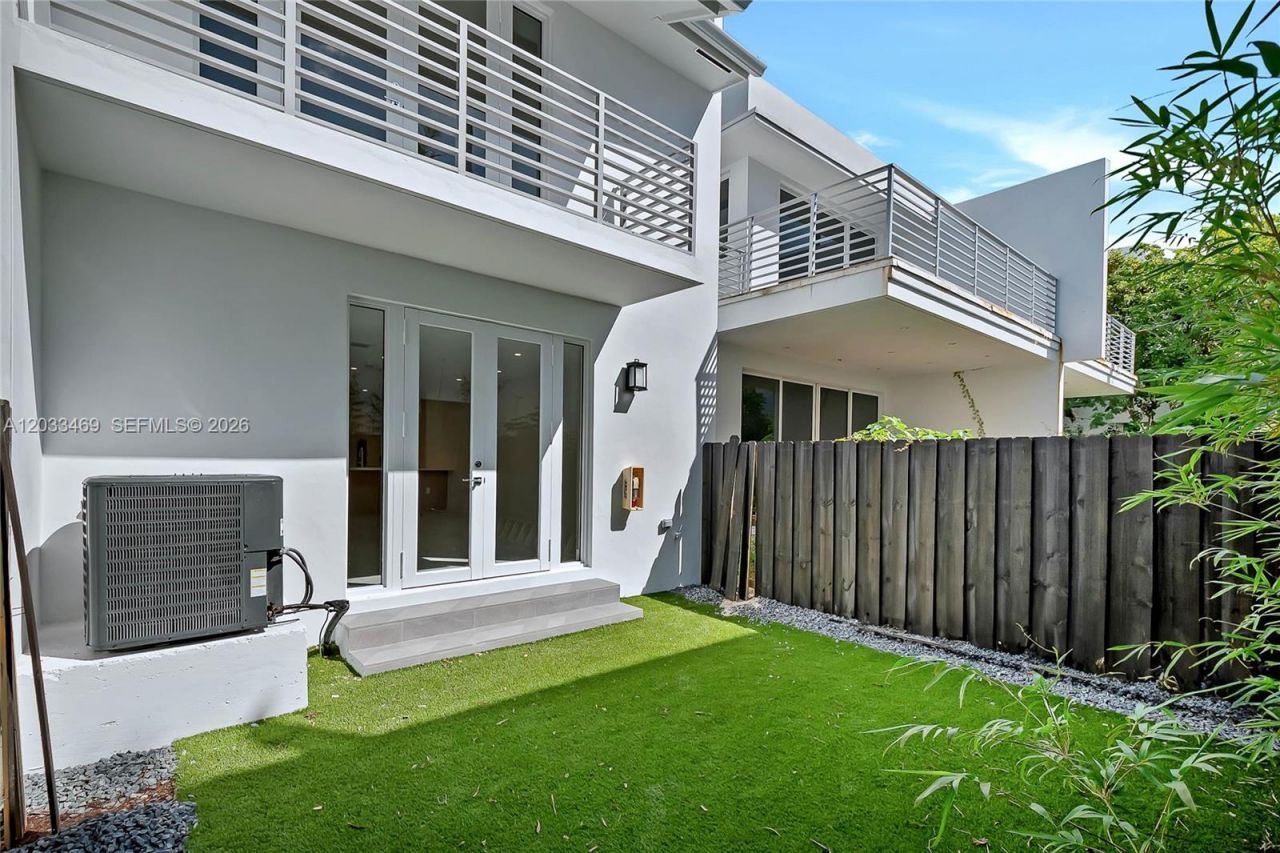 3384 Day Ave , Unit 3384, Miami, FL 33133 Photo