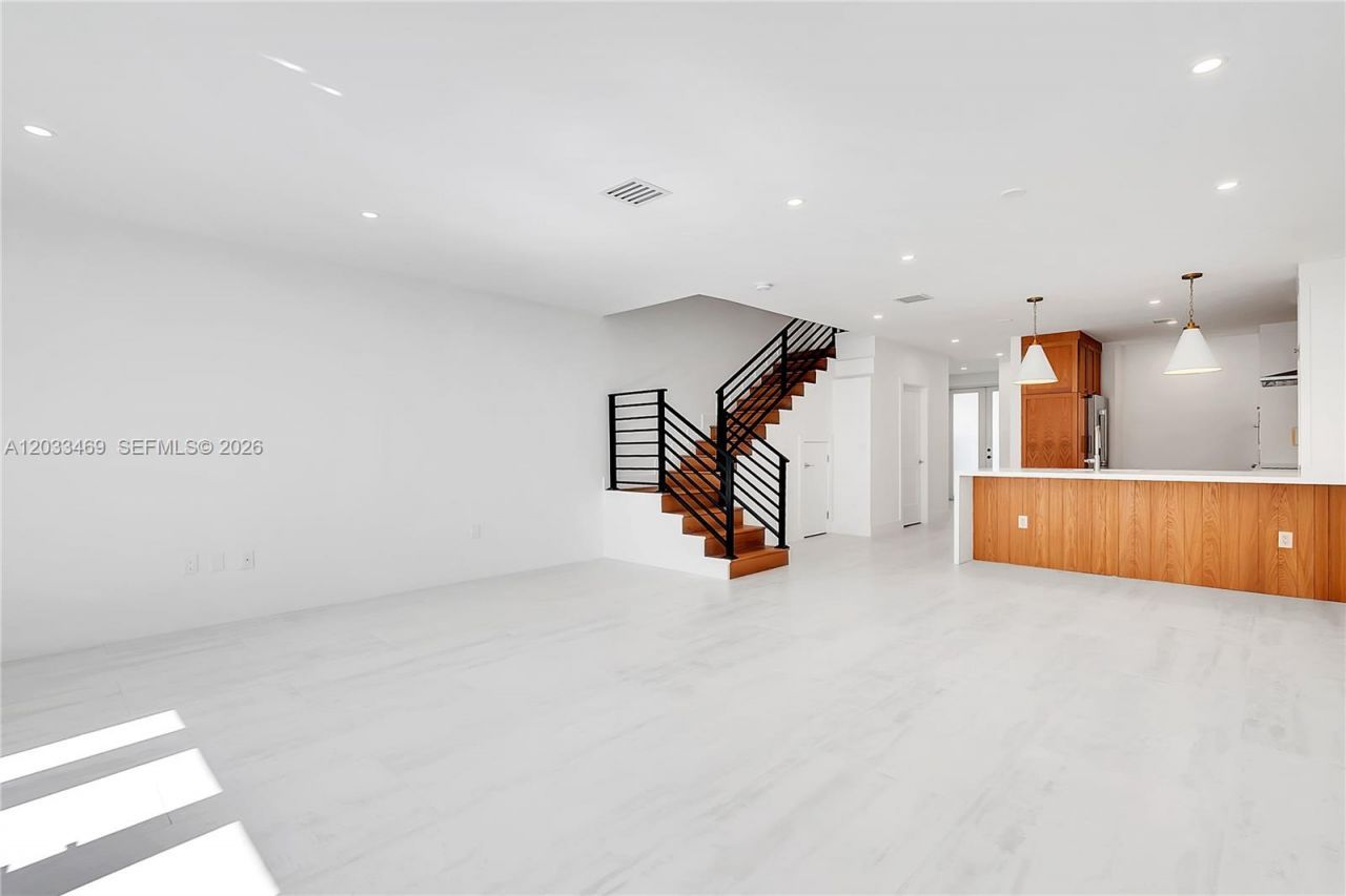 3384 Day Ave , Unit 3384, Miami, FL 33133 Photo