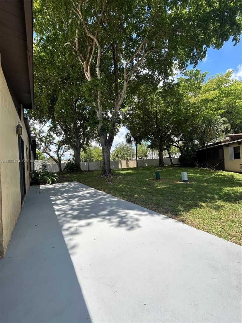 539 Briarwood Cir , Unit 2-57, Hollywood, FL 33024 Photo