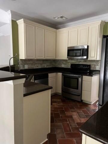 5007 Whitfield Court Court Photo 4