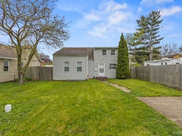 25884 Leach Street, Roseville, MI 48066