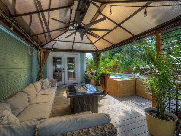 225 S LIVE OAK AVE, New Braunfels, TX 78130