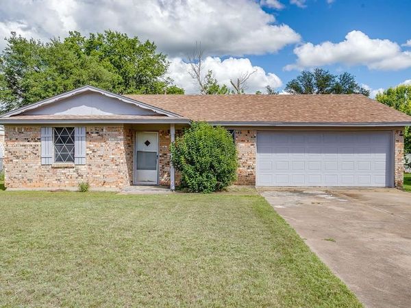 1413 Phillips Street , Cleburne, TX 76033