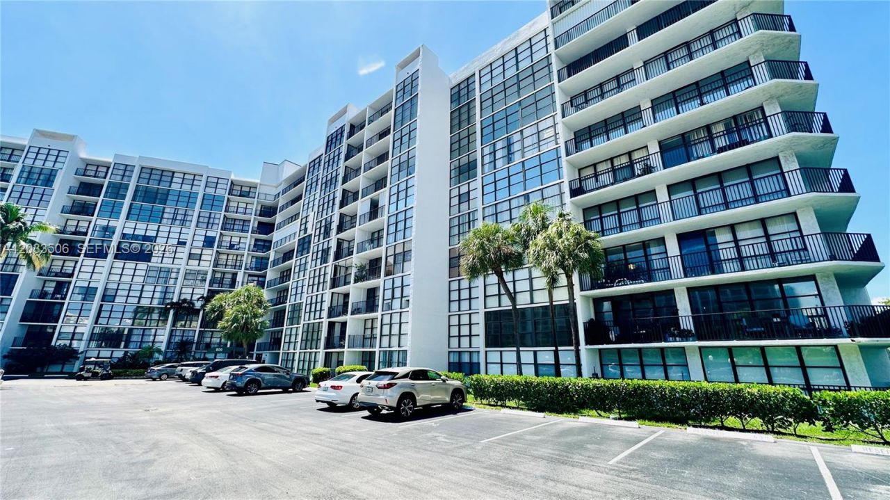 800 Parkview Dr , Unit 506, Hallandale Beach, FL 33009 Photo