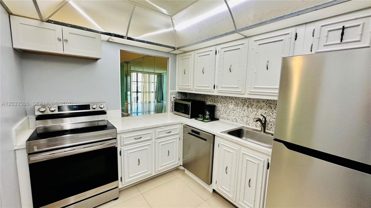 800 Parkview Dr , Unit 506, Hallandale Beach, FL 33009 Photo