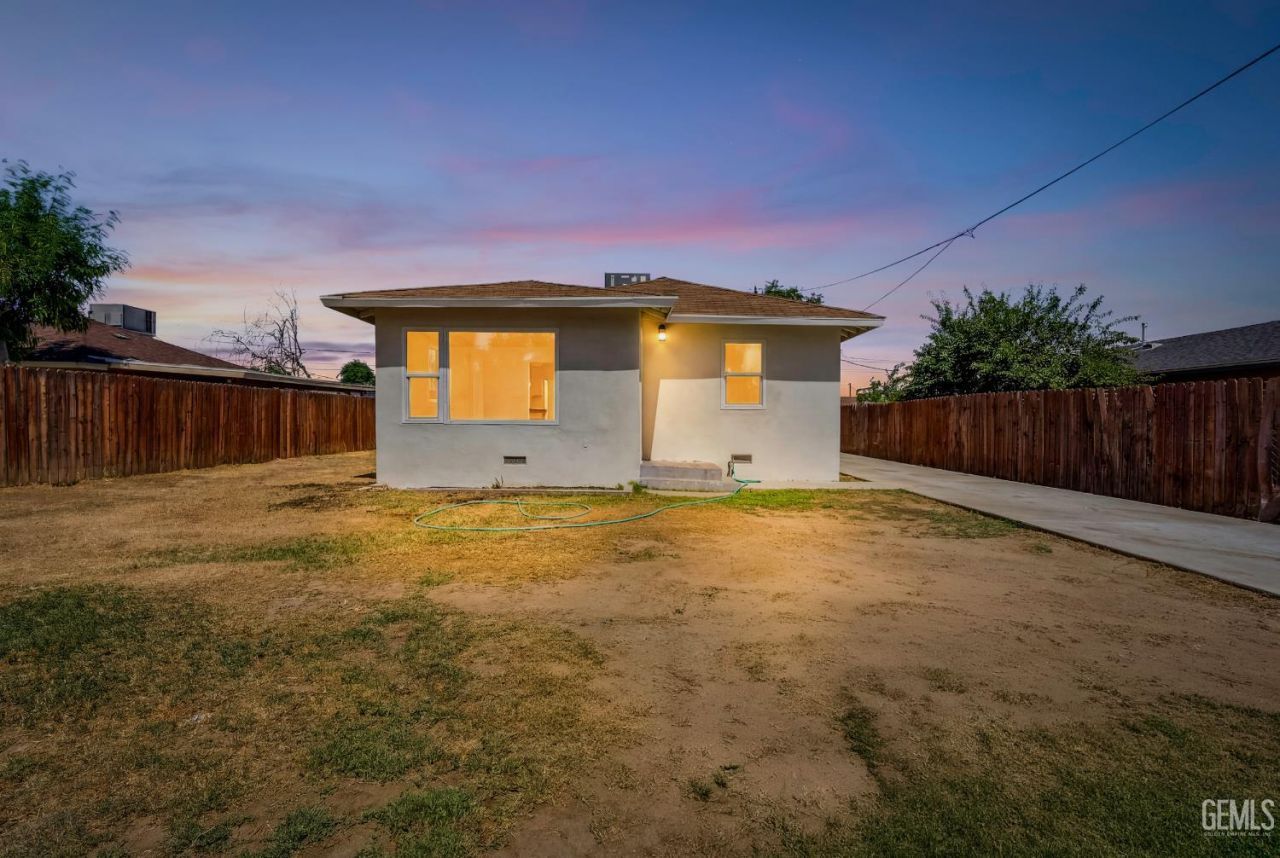 1021 S Brown Street, Bakersfield, CA 93307 Main Photo