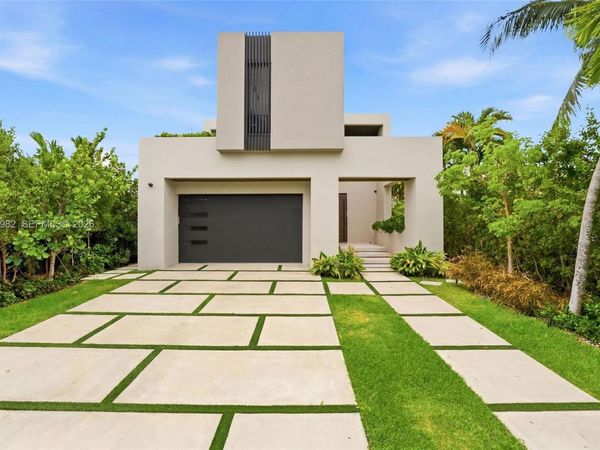 1050 Stillwater Dr , Miami Beach, FL 33141