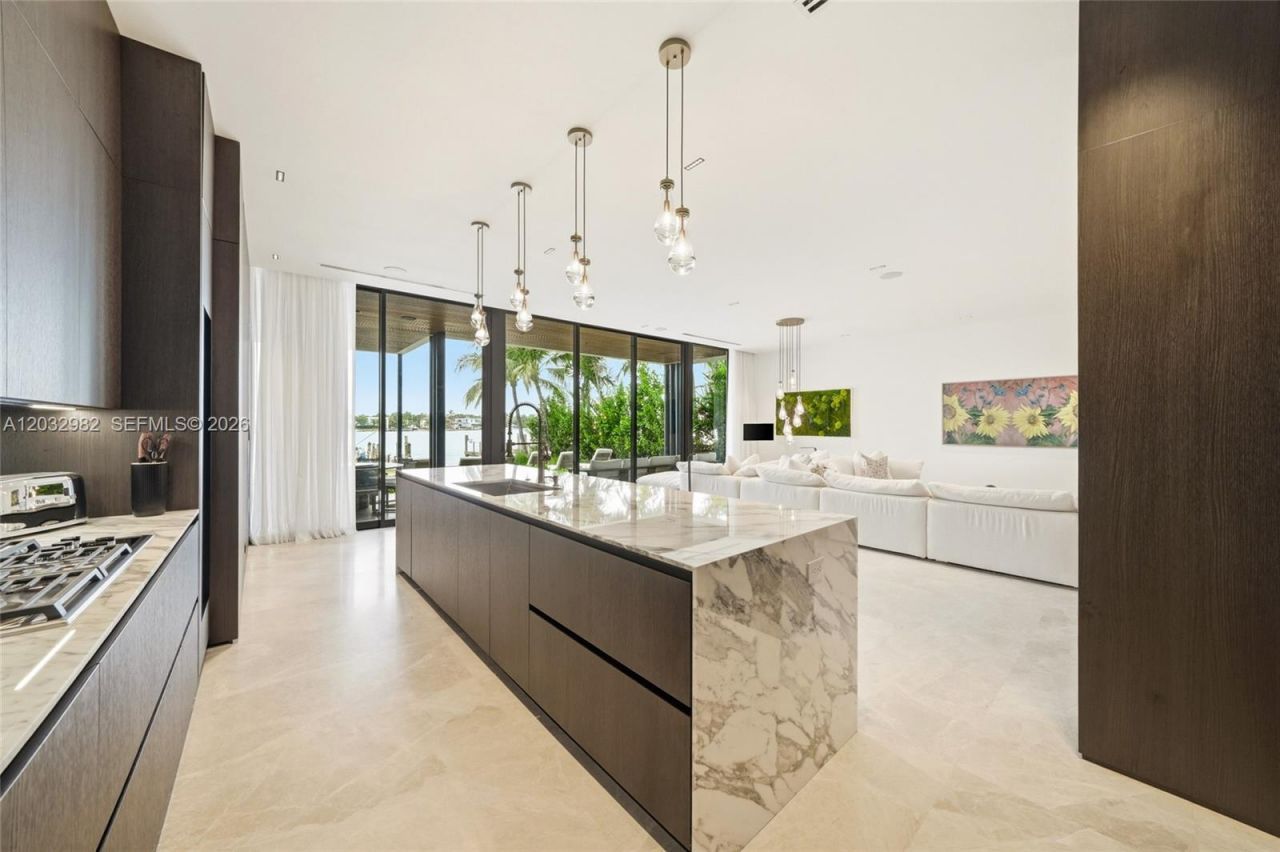 1050 Stillwater Dr , Miami Beach, FL 33141 Photo