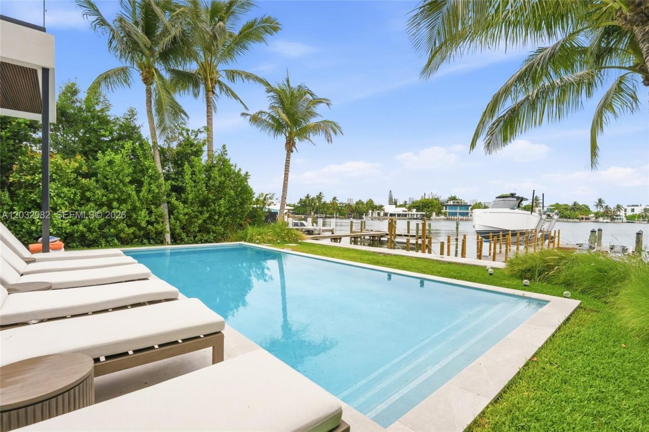 1050 Stillwater Dr , Miami Beach, FL 33141 Photo