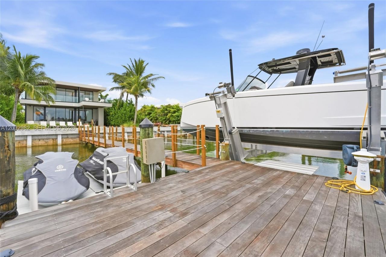 1050 Stillwater Dr , Miami Beach, FL 33141 Photo