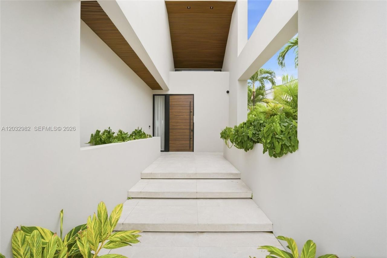 1050 Stillwater Dr , Miami Beach, FL 33141 Photo
