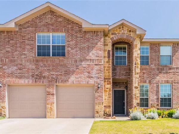 560 Griffith Drive , Saginaw, TX 76179