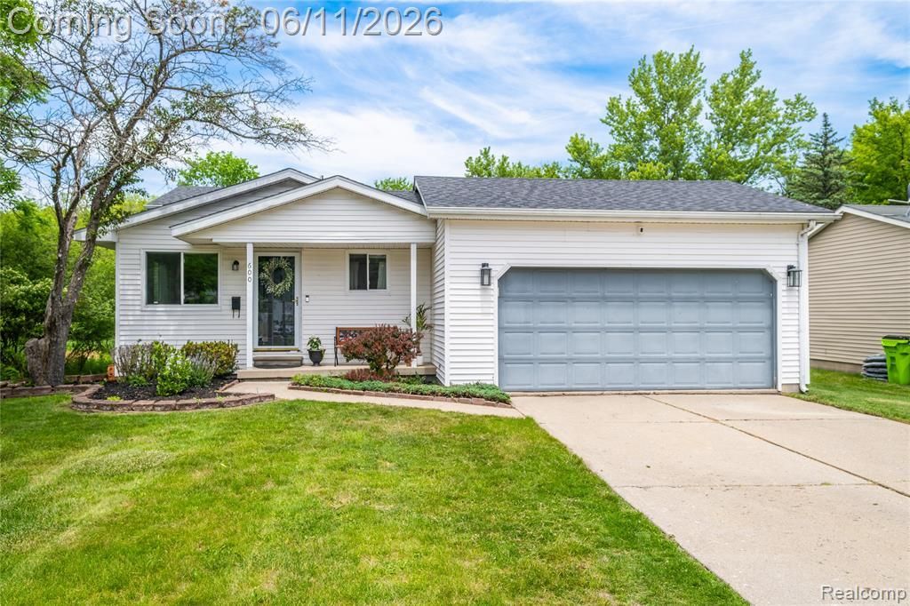 600 W Caroline Street, Fenton, MI 48430 Main Photo