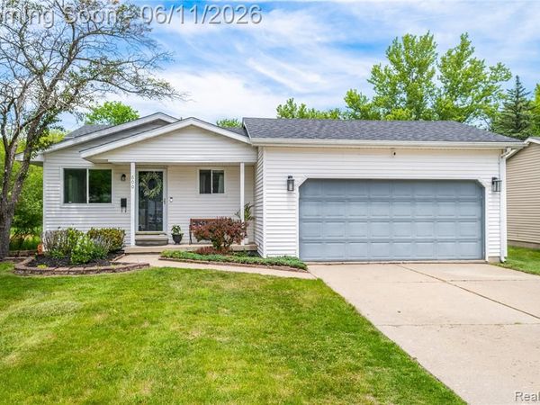 600 W Caroline Street, Fenton, MI 48430