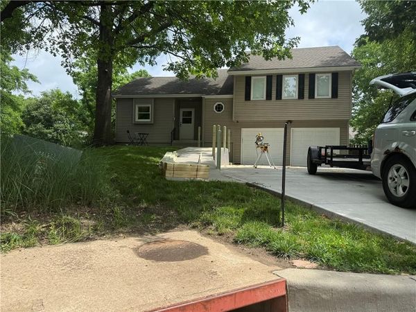14801 S Arapaho Drive, Olathe, KS 66062