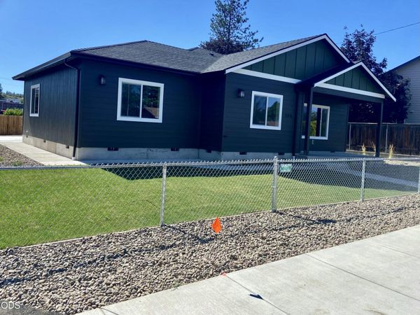 126 Lorraine Avenue, Eagle Point, OR 97524
