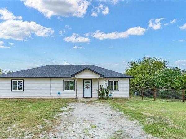 106 Edith Street , Bowie, TX 76230