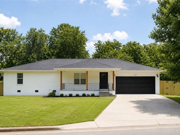 527 W Selle Drive, Fayetteville, AR 72701