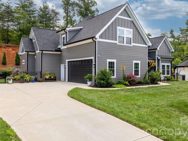 5046 Woodwinds Drive NE, Hickory, NC 28601