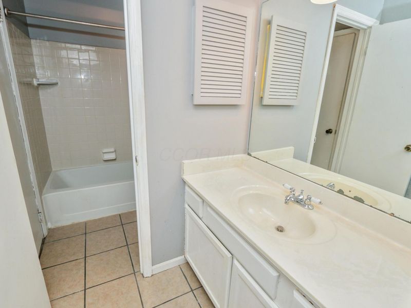 1967 Noble Run Way, Unit 8, Columbus, OH 43229 Photo 33