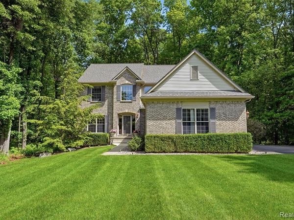 2790 Pine Bluffs Ct., Highland Twp, MI 48357