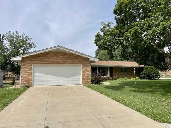 512 Gran Dr, Storm Lake, IA 50588