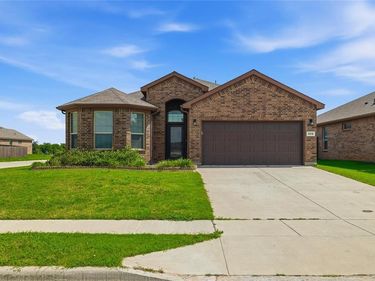 948 Meadow Scape Drive, Fort Worth, TX 76028