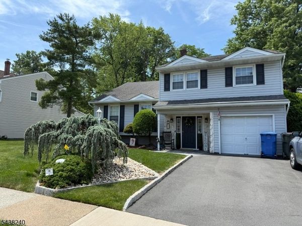 11 Coral Ct, Woodbridge, NJ 07067