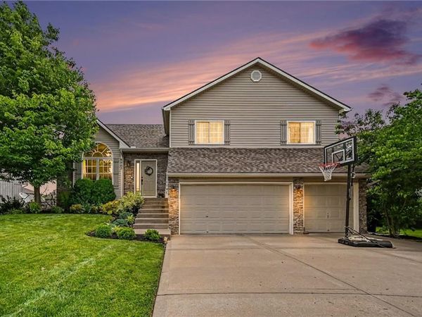 8905 N Essex Drive, Kansas City, MO 64156