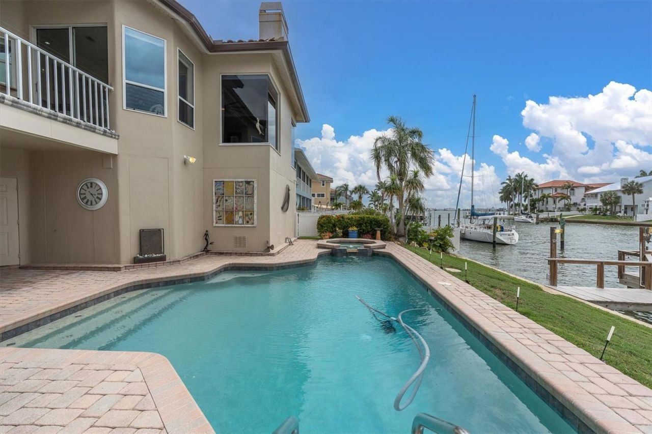 2853 Seabreeze Drive S, Gulfport, FL 33707 Photo
