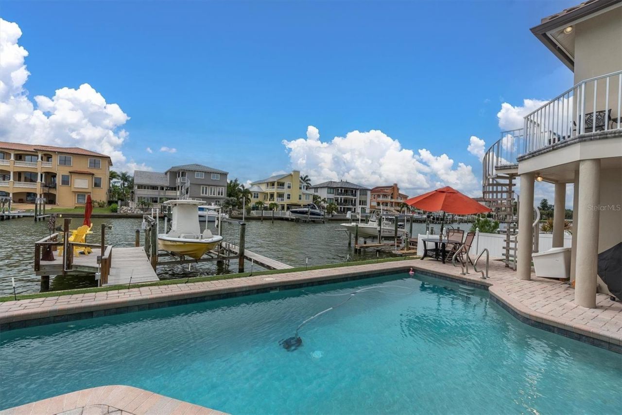 2853 Seabreeze Drive S, Gulfport, FL 33707 Photo