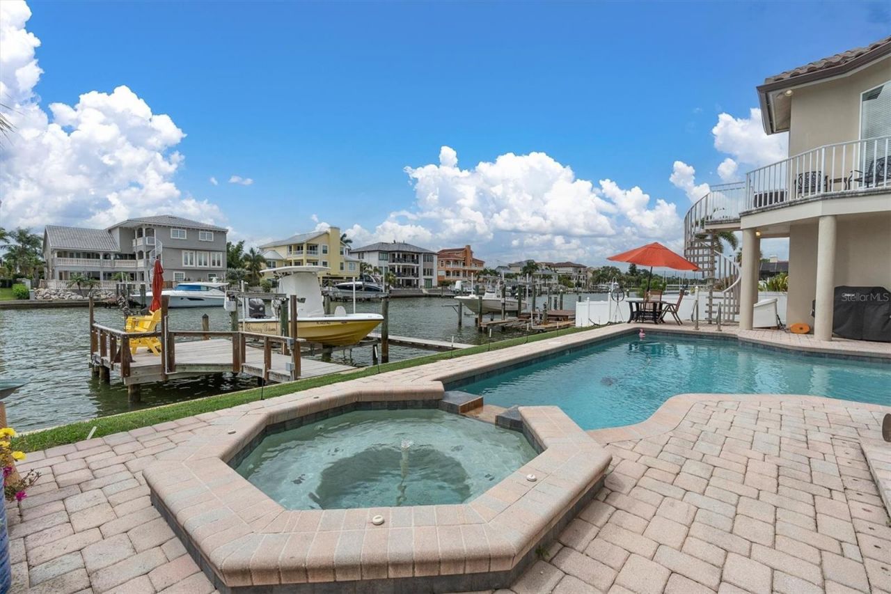 2853 Seabreeze Drive S, Gulfport, FL 33707 Photo