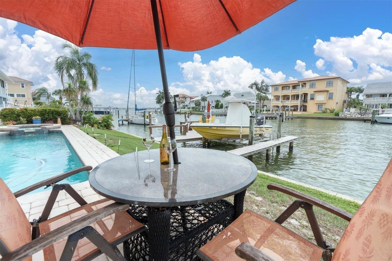 2853 Seabreeze Drive S, Gulfport, FL 33707 Photo