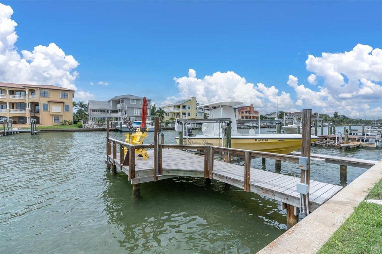 2853 Seabreeze Drive S, Gulfport, FL 33707 Photo