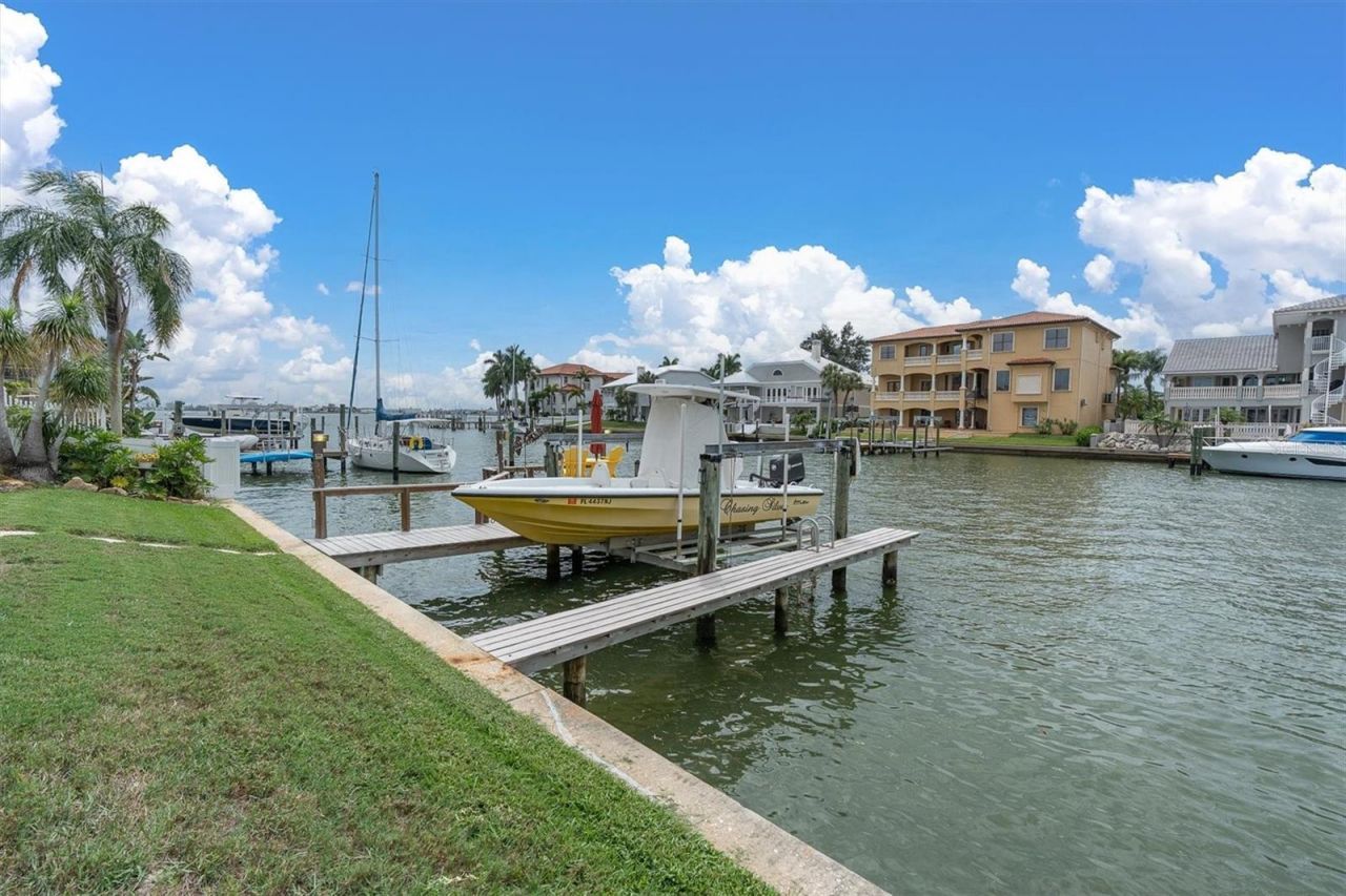 2853 Seabreeze Drive S, Gulfport, FL 33707 Photo