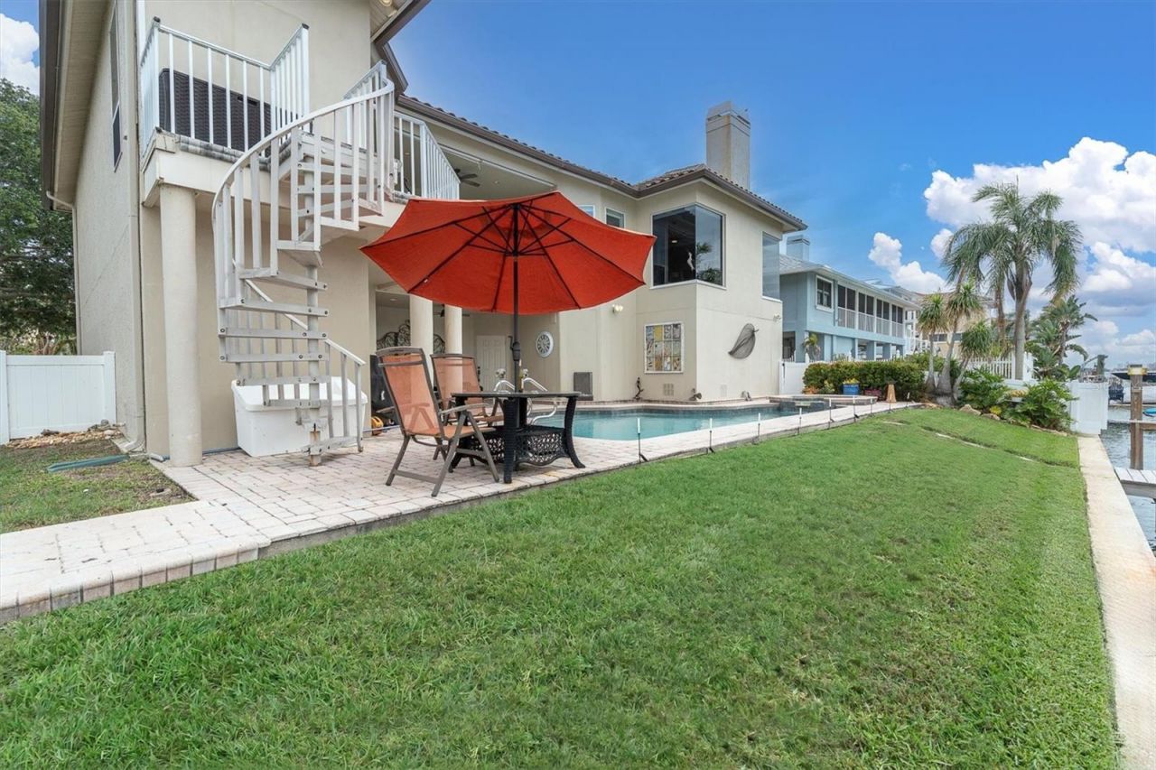 2853 Seabreeze Drive S, Gulfport, FL 33707 Photo
