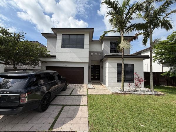 15976 SW 136th Ter , Miami, FL 33196