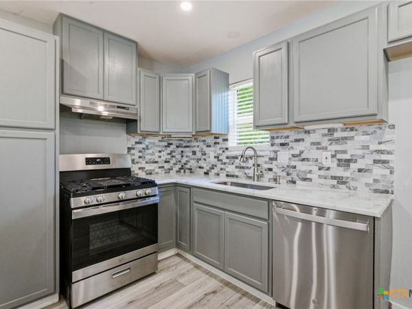 2201 E Colorado Street, Victoria, TX 77901