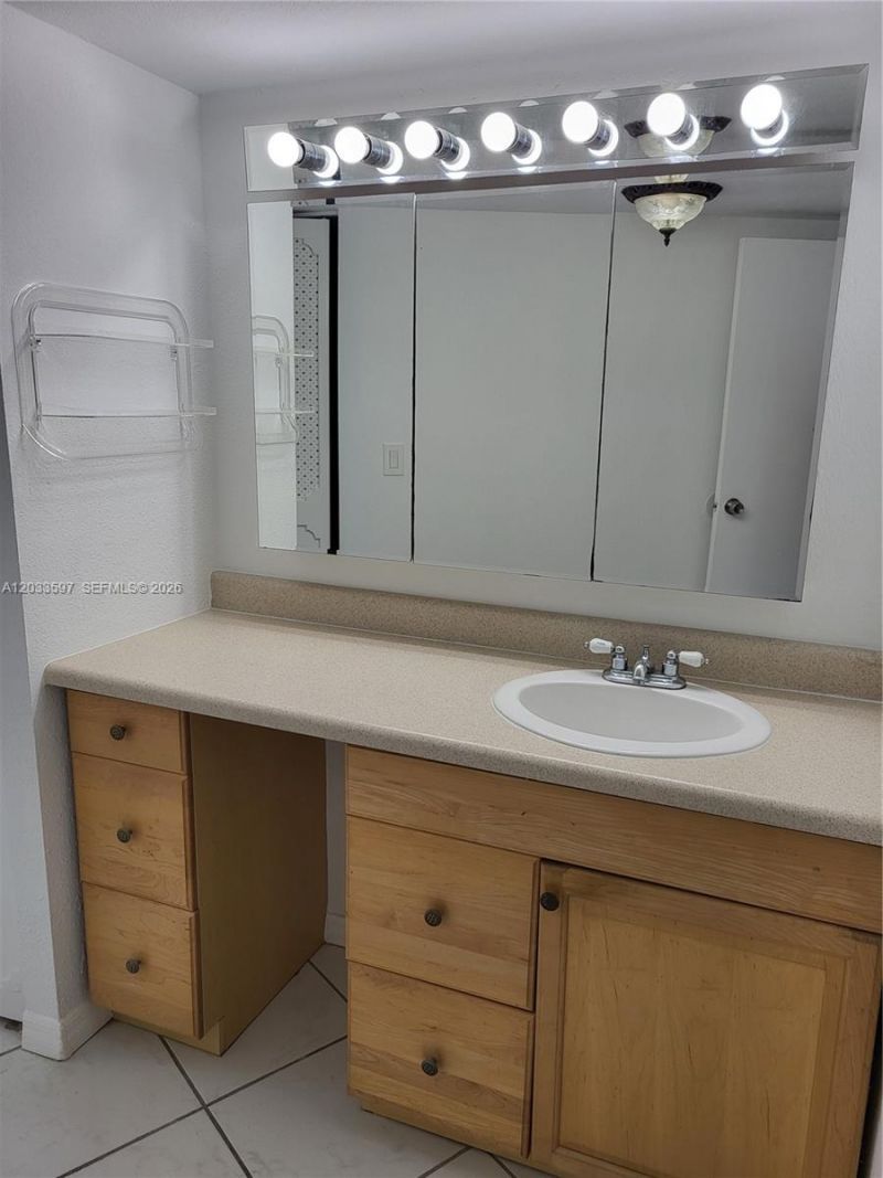 3401 N Country Club Dr , Unit 211, Aventura, FL 33180 Photo