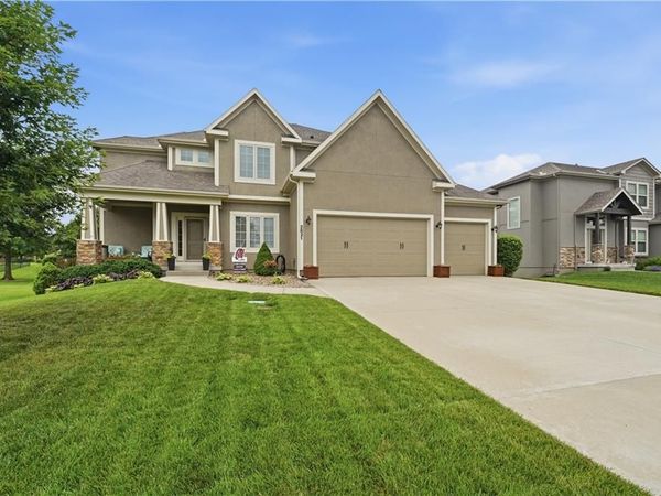 2821 NE PARKVIEW Lane, Lee's Summit, MO 64086